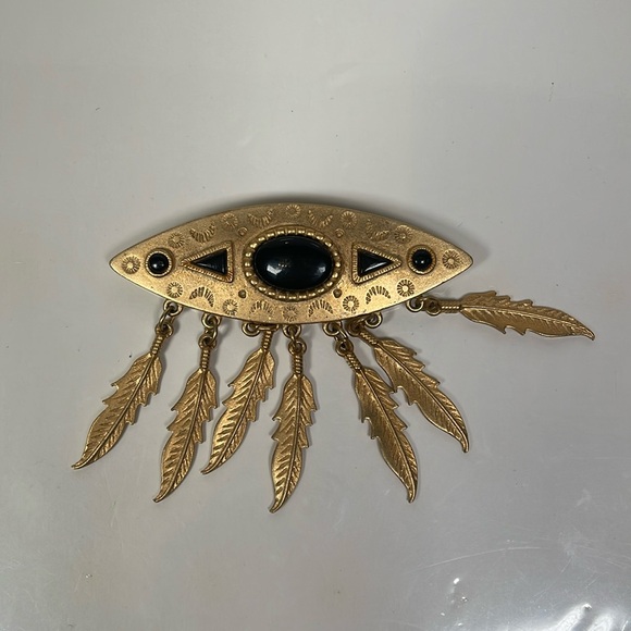 JJ Jewelry - Vintage.Brooch with black plastic, Signed JJ 1988 South Western style.